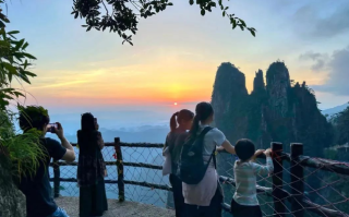 游客排队3小时才坐上大巴 景区致歉：邀请免费再来观赏 ！