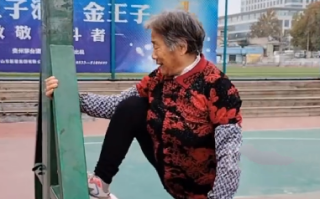77岁奶奶10年来每天打篮球2小时！网友：生命在于运动！