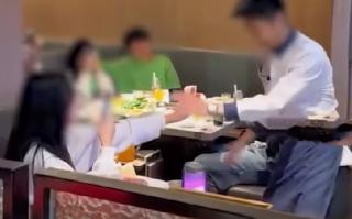 海底捞回应员工跳擦玻璃舞被指低俗：会根据互动情况核实处理 ！