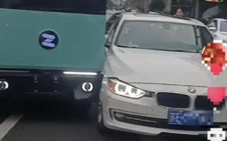 街头无人快递车变道与宝马擦碰 ！公司回应：事发一个月前，系虚线变道，并未违规行驶 ！