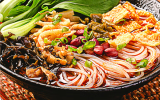 螺蛳粉居然有增臭剂！多家客服回应：成分符合国标 ！