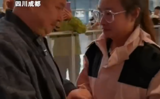 刷到寻亲视频女孩与亲生父母相见：这个拥抱，一家人足足等了17年 ！