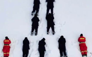 消防员雪地模拟火箭发射 ！网友：蓝朋友版火箭发射点火那一脚是灵魂！ 