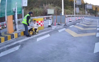 5岁男孩开电动玩具车上高速 模仿父母开车：网友吓出一身汗 幸运被制止 ！