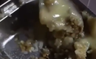 校方回应家长吐槽学生餐油太多：有孩子用菜汤拌饭，油脂冷却后凝固在一起！