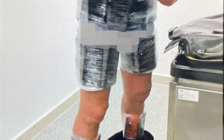 手机版“腰带” 男子身缠62台手机进境 因肚子太大被发现 ！