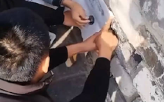 两男子拍打拓印南京古城墙字迹 ！景区回应：城墙属于文物，不允许直接拓印 ！