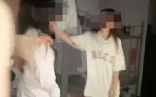 两女生被迫互扇耳光并遭踢打：围观者多次掌掴两名女生 ！