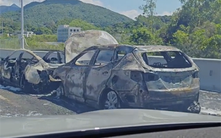 特斯拉被油车追尾引燃烧报废 车主：电池安全 下次还买 !