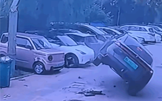 深蓝汽车压到地砖 连人带车被弹飞！网友：电池烂了都没起火 !