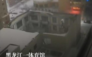 体育馆坍塌幸存男孩亲述逃生经历：坍塌前房顶发出“嘣嘣嘣”的声音 ！