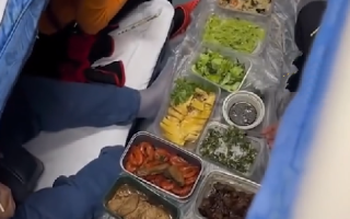 硬卧车厢吃饭吃出满汉全席的气势：大虾牛肉鸡肉应有尽有 ！