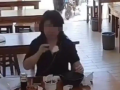 上海多方回应女子擦鼻涕纸扔进碗罐：在跟进处理，暂未找到该女子 ！