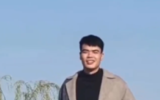父亲目睹儿子连救3人牺牲：自己不会游泳，只能负责在岸上接应 ！