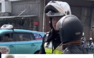 手机掉落被车碾坏 被认定是自己的责任 快递员大哭 ！