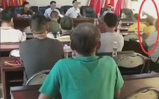 镇长砸水瓶遭村民拍桌回怼?当地回应：网上的视频不完整，已开会批评涉事干部 ！
