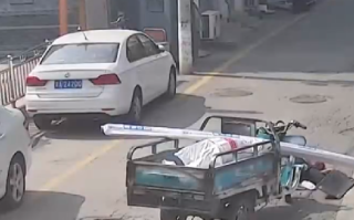 男子骑车接电话撞死老人后崩溃大喊：“谁让你打我电话” ！