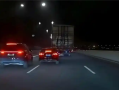 高速公路上一车龟速占道引众怒：两车轮番上前“堵截” ！