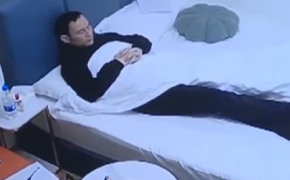 男子交万元参加自律挑战 揉眼淘汰 ！公司回应：遮挡面部超过3秒，即挑战失败 ！