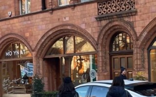 网友英国偶遇章泽天登热搜：身材纤瘦气质超群 ！