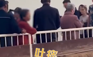 老太往兵马俑坑内吐痰扔烟头！博物馆：已经看了视频，目前正在调查 ！