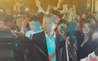 司机大伯被误认为cos余华遭开始围观拍照：大伯一脸懵地站在原地 ！