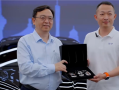 知乎创始人周源成仰望U7车主 王传福亲自交车 ！