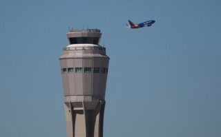 美国多个机场空管无薪上岗：多个城市航班延误 飞行员自行协调滑行、进出 !