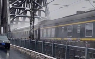 绿皮火车支棱起来了！为何暴雪冻雨天气高铁纷纷瘫痪 绿皮车却没事 ！