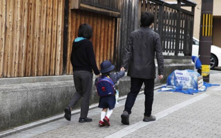日媒：日本出生人数连续8年创新低，人们对未来深感不安 ！