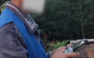 两男子偷价值4600余元胡蜂蜂巢被拘：用无人机追踪落单胡蜂 ！