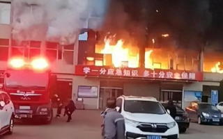 疑似永聚矿工爬管道求生画面曝光：紧紧抱住管道，小心翼翼地缓慢向下爬行 ！