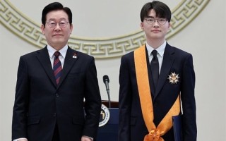 传奇电竞选手Faker获青龙勋章：韩国总统亲自颁发 ！