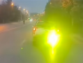 皮卡装爆闪灯一路狂闪影响后车：司机被罚400元 限期拆除 ！