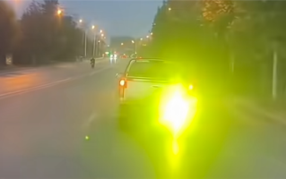 皮卡装爆闪灯一路狂闪影响后车：司机被罚400元 限期拆除 ！