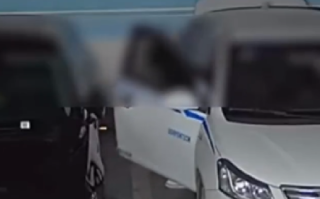 小伙轿车3个月遭8次“开门杀”：他们总会用一句“都是邻居”来搪塞，感到十分无奈 ！