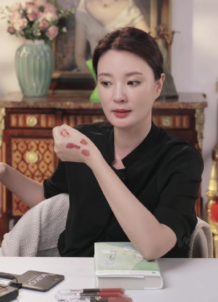 刘芳菲从央视主持名单中消失：在某平台上开启了直播带货 ！-第1张图片