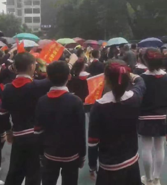 小学被指让学生淋雨参加活动 ！校方回应：说法不属实，“老师不可能让学生一直淋雨” ！-第1张图片