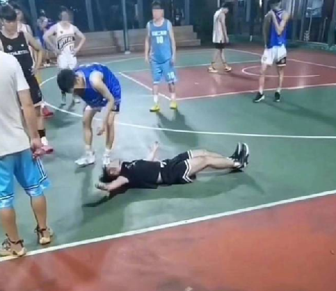 派出所回应男子球场被打倒地抽搐：因讨论球技发生口角导致肢体冲突 !-第1张图片