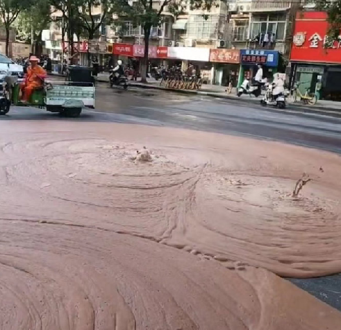 南京一路面持续喷涌红褐色不明物质 ！交警部门：地下施工造成，已清理了！-第1张图片