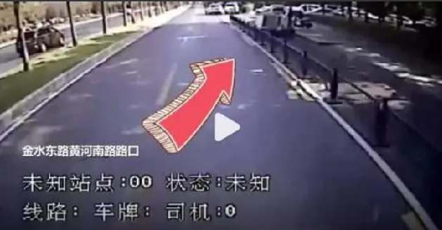 快递车侧翻公交司机乘客掀车救人：快递员表示身体并无大碍 ！-第1张图片