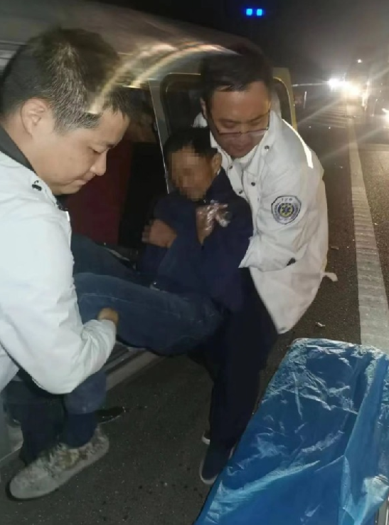 120救人返程遇车祸再救5人！直言：救死扶伤就是自己的职业 ！-第1张图片