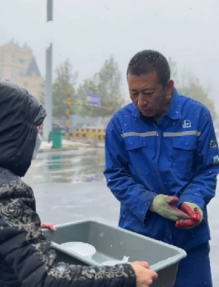 餐馆为因雪滞留司机免费送热饺子 ！老板直言：深知货车司机不易，表达点心意 ！-第1张图片