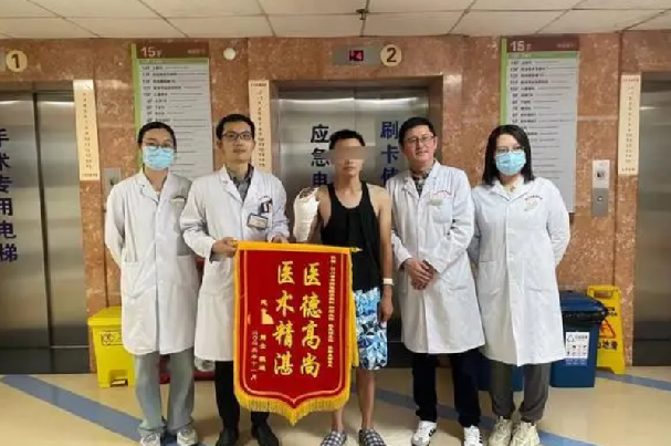 29岁小伙手腕被切断医生通宵缝合: 右手保住了！-第1张图片