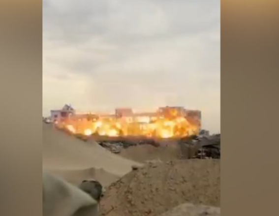 加沙地带巴勒斯坦议会大楼被摧毁：爆炸后浓烟滚滚 火光四溅 ！-第1张图片