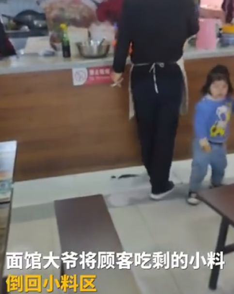 店员将顾客吃剩的小料倒回小料区 ！美食城回应：这种情况是要罚款甚至停业整顿的 ！-第1张图片