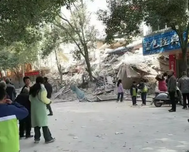 江西抚州一多层楼房垮塌 当地通报：去年全部住户已撤离 ！-第1张图片