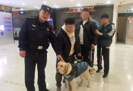 导盲犬带主人吃火锅迷路：民警当起五位盲人的眼睛护送前往 ！-第1张图片