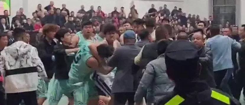 官方回应村BA赛中两队打架：因争议球引发的参赛双方肢体冲突，现场未出现人员受伤 ！-第1张图片