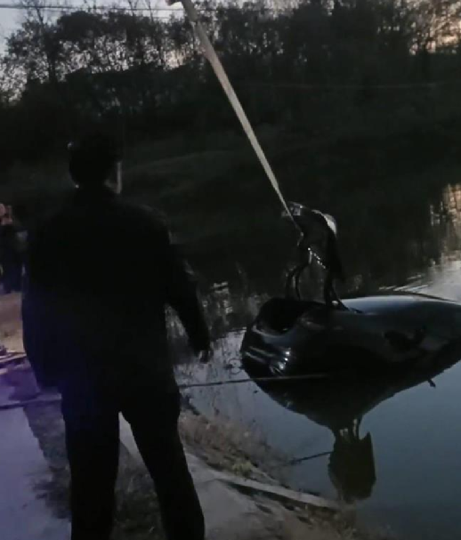河南一男子为救落水司机身亡 !村干部:有2个孩子,准备申报见义勇为奖! -第1张图片 河南一男子为救落水司机身亡 !村干部:有2个孩子,准备申报见义勇为奖! -第1张图片